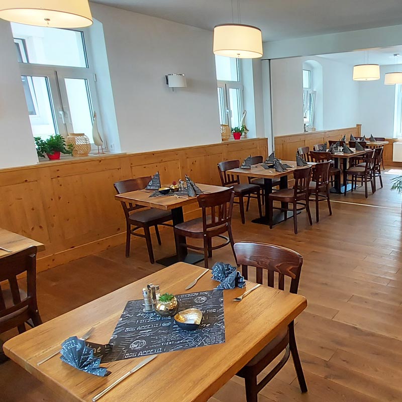 Gasthaus & Pension "Zur Eiche" in Bad Schandau / OT Krippen - Innenbereich der Gastronomie mit Tischen