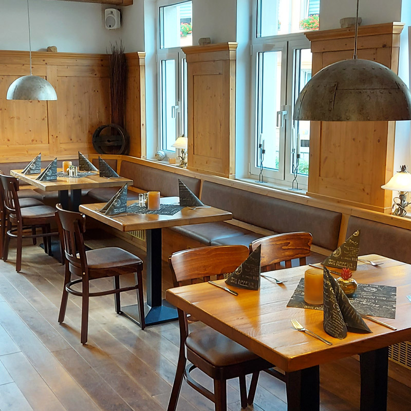Gasthaus & Pension „Zur Eiche“ in Bad Schandau / OT Krippen – Innenbereich der Gastronomie mit Tischen Gasthaus & Pension "Zur Eiche" in Bad Schandau / OT Krippen - Innenbereich der Gastronomie mit Tischen